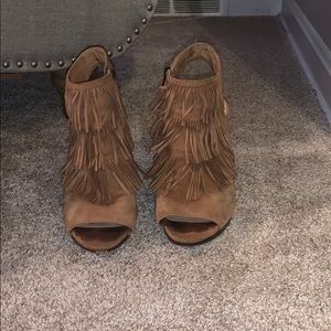 Vince Camuto SUEDE fringe wooden wedges size 9.5